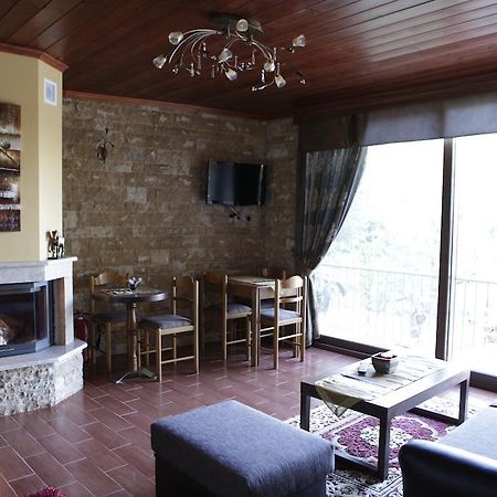 Ξενώνας Πλατεία Káto Loutrákion Εξωτερικό φωτογραφία